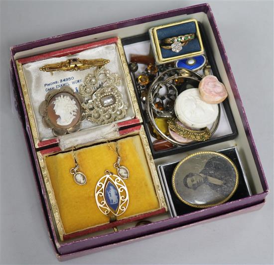 A group of mixed jewellery including two gold rings, gold and diamond, a Wedgwood pendant, etc.